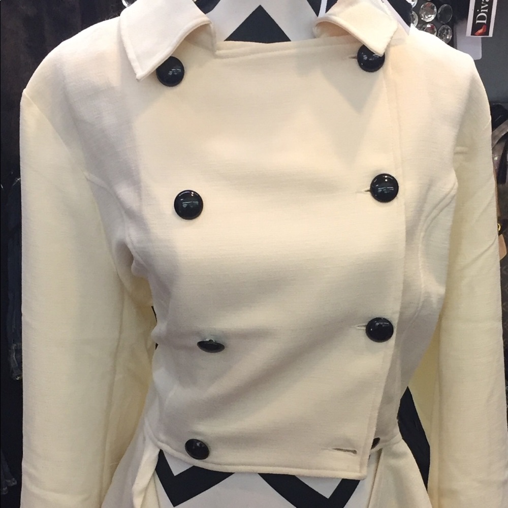 Hi lo fall fashionable coat light weight.